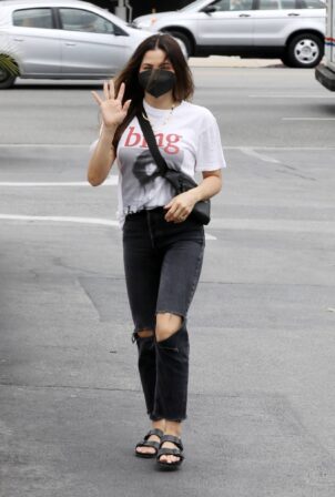 Jenna Dewan - Spotted at CVS Pharmacy in Los Angeles