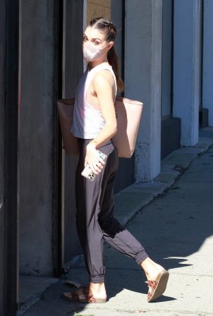Jenna Johnson - Heads into dance practice in Los Angeles