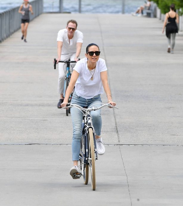 Index of /wp-content/uploads/photos/jennifer-connelly/seen-on-a-bike