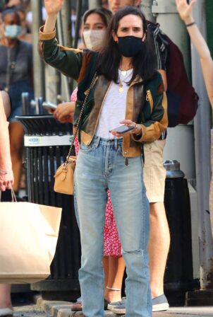 Jennifer Connelly - Shopping on a busy Downtown Manhattan street