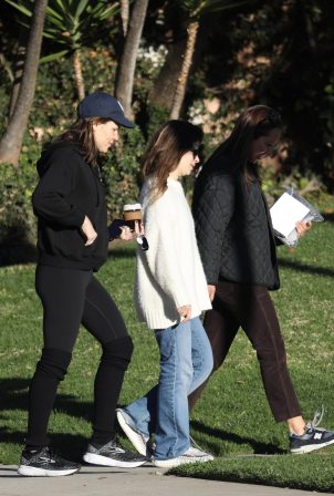 Jennifer Garner - Enjoys a morning walk with friends in Santa Monica