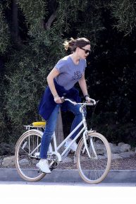 Jennifer Garner - Goes for a bike ride in Los Angeles