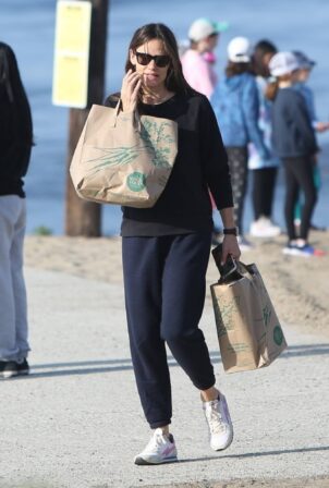 Jennifer Garner - Heads to the beach in Santa Monica