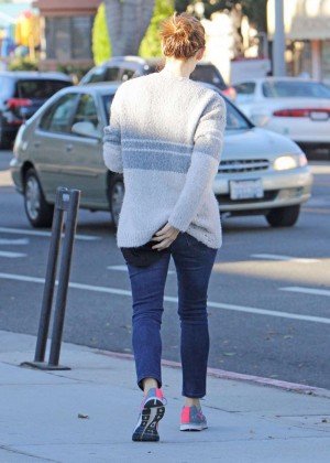 Jennifer Garner in Jeans Out For Morning Coffee in Brentwood