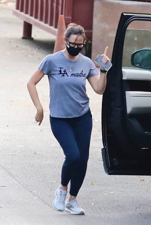 Jennifer Garner - Looks very happy on the streets in Brentwood