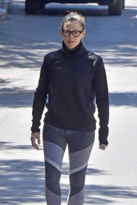 Jennifer Garner - Out for a walk in Los Angeles