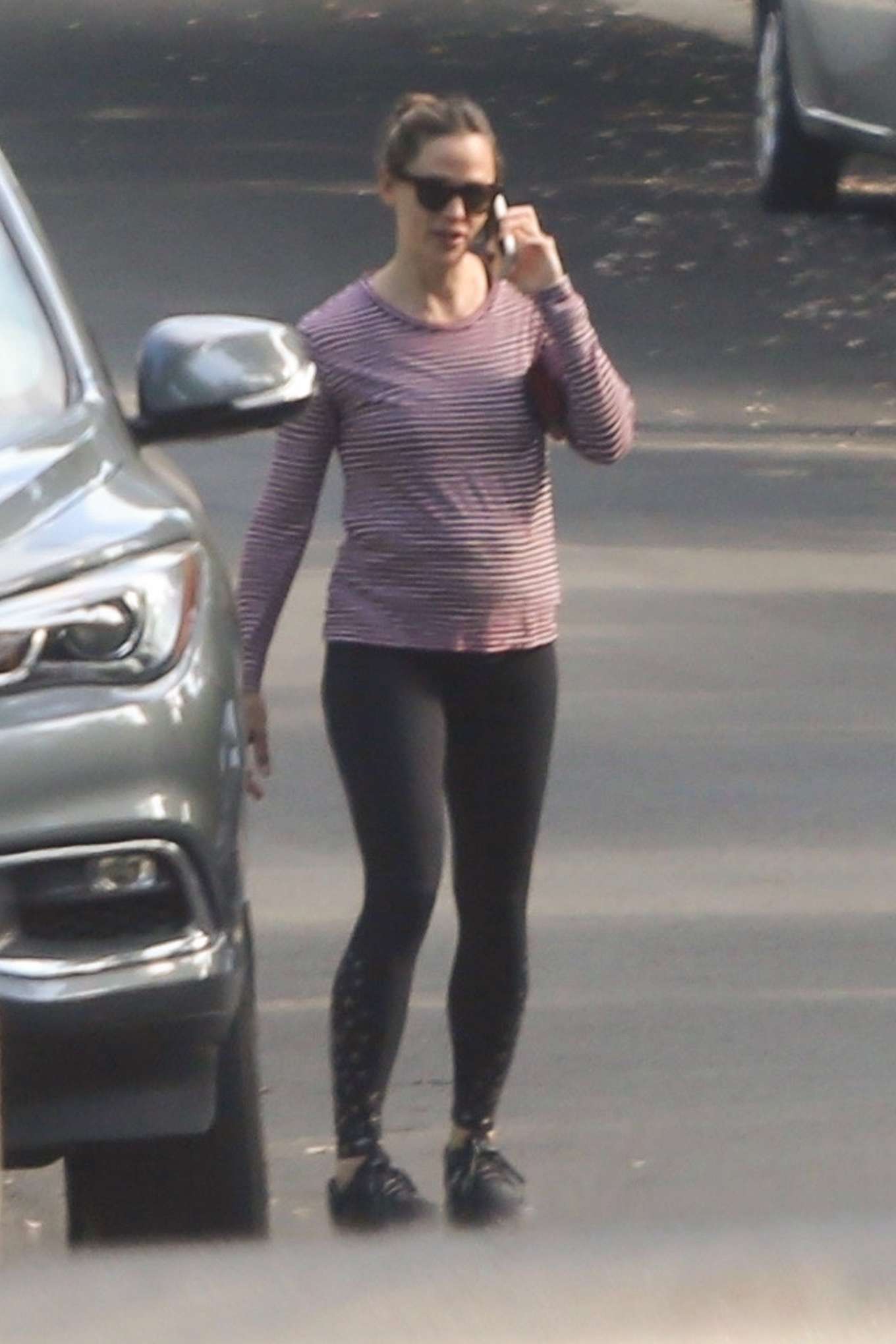 Jennifer Garner â€“ Out on a walk in the Brentwood