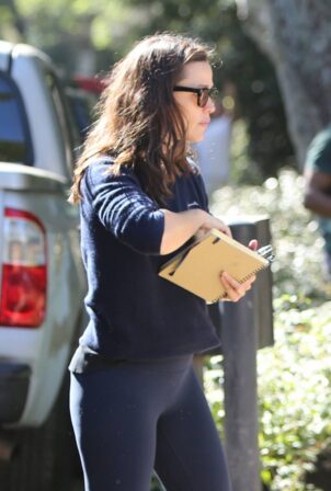 Jennifer Garner - Seen at the construction site of her future home in Brentwood