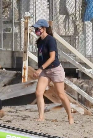 Jennifer Garner - Seen walking on the beach in Malibu