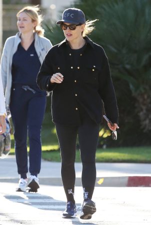 Jennifer Garner - Steps out in Santa Monica