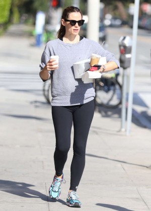 Jennifer Garner stops by a bakery in Santa Monica