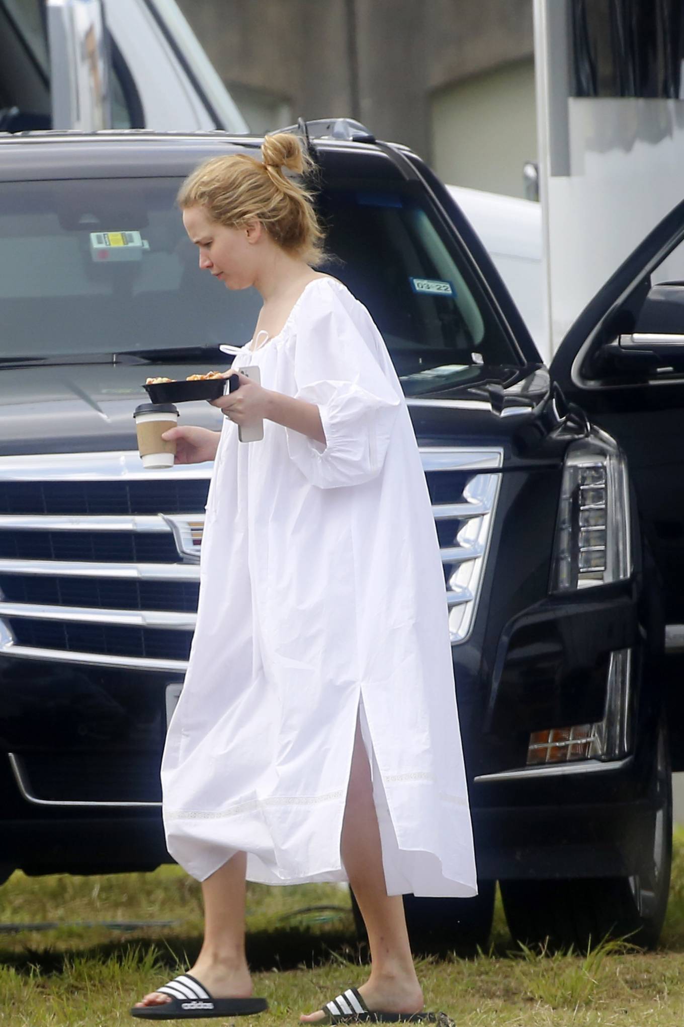 Jennifer Lawrence 2021 : Jennifer Lawrence – Arrives at the set of her new film Red, White and Water in New Orleans-05