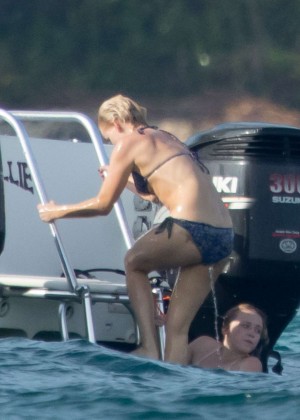 Jennifer Lawrence - Hot in a Bikini On a Yacht in The Bahamas (2016)
