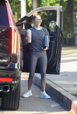 Jennifer Lopez - Arriving at the gym in a leggings in Los Angeles - California