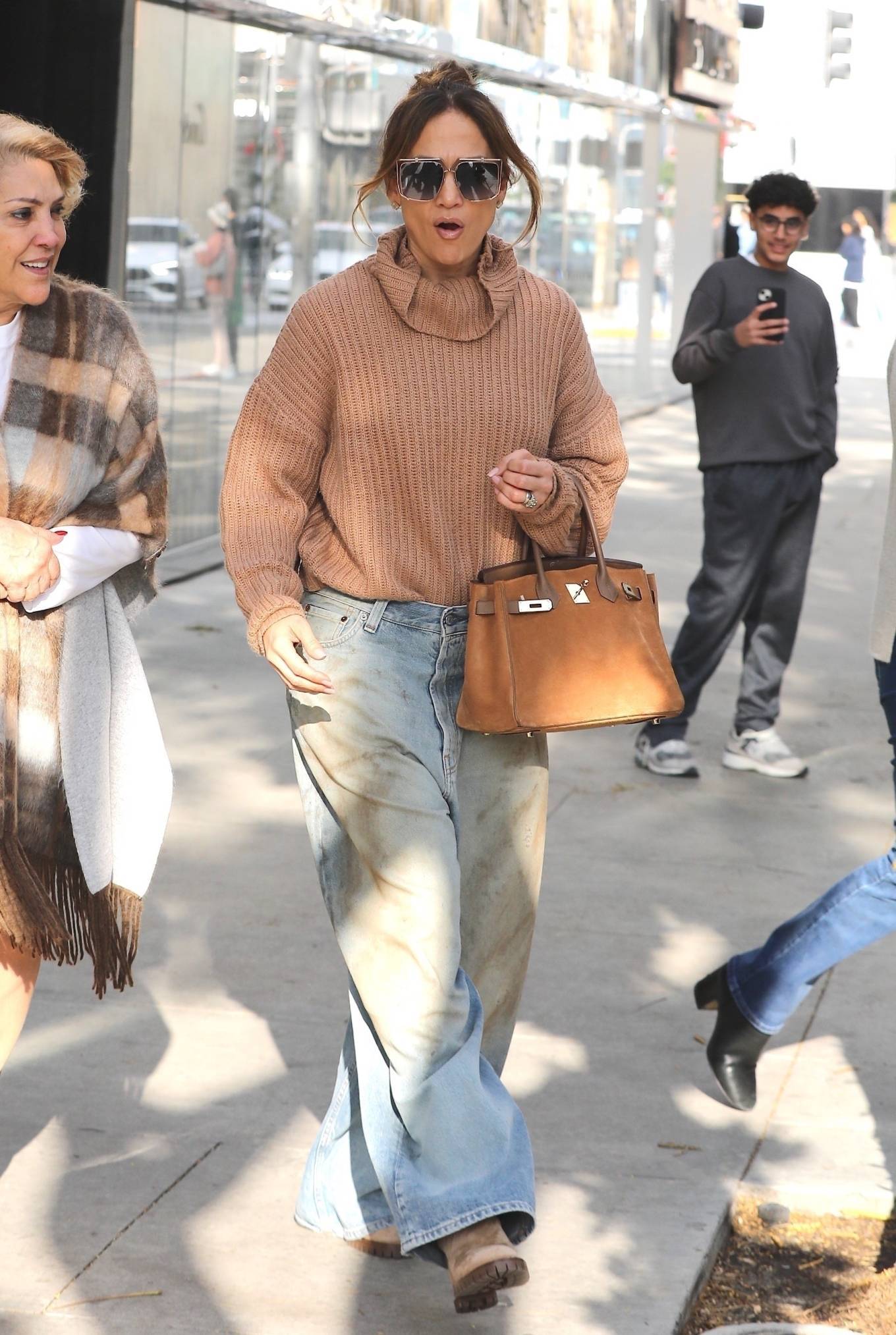 Jennifer Lopez 2023 : Jennifer Lopez – Christmas shopping in Beverly Hills with her mother Guadalupe Rodríguez-13