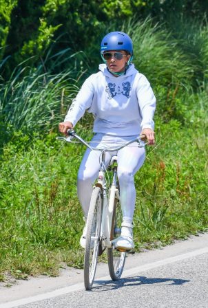 Jennifer Lopez - Goes for a bike ride in the Hamptons