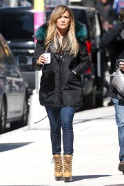 Jennifer Lopez in Jeans - On the set of 'Hustlers' in NYC