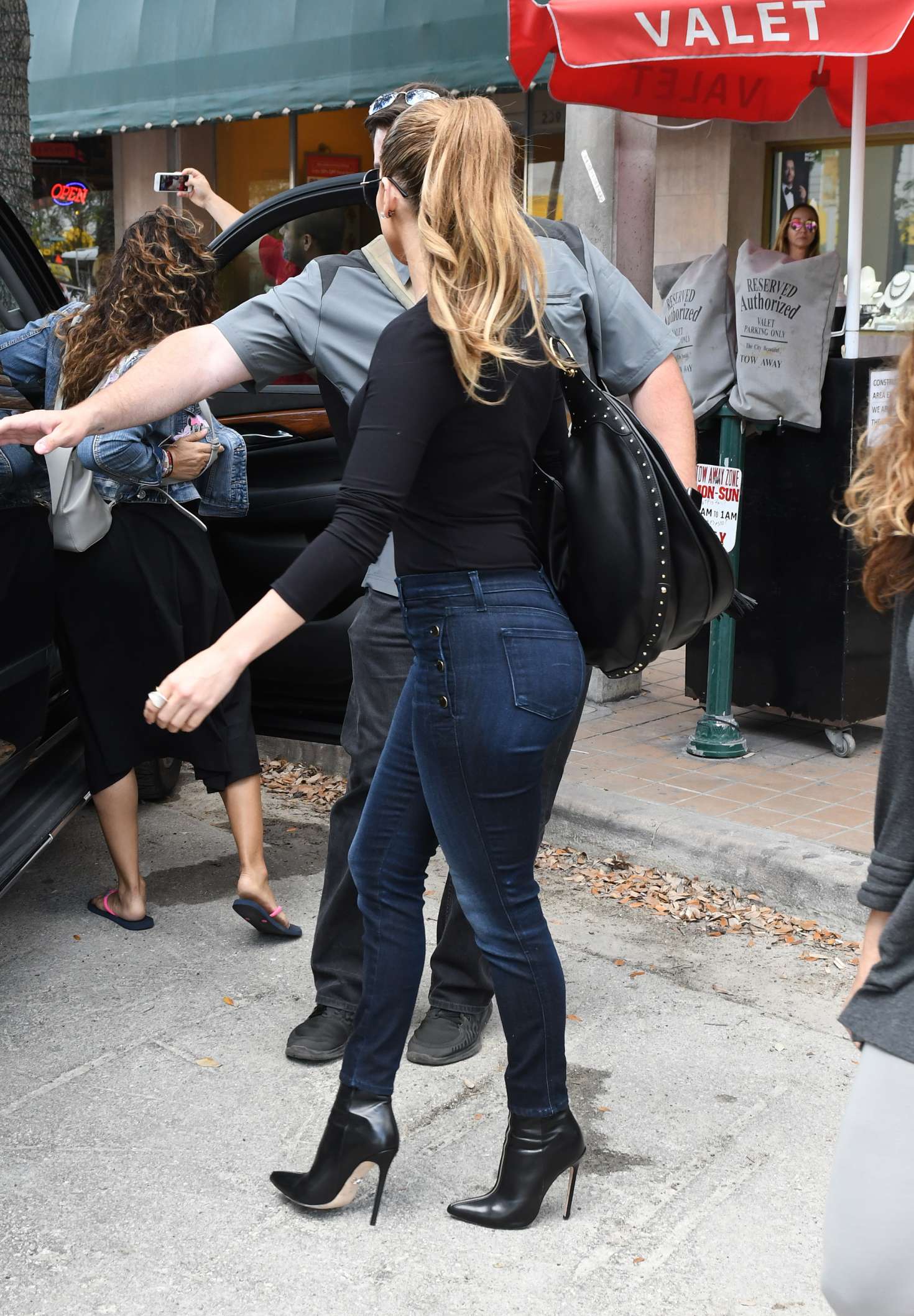 Jennifer Lopez in Tight Jeans Shopping -46 | GotCeleb
