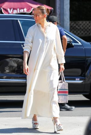 Jennifer Lopez - Seen with a Christian Dior purse while shopping in West Hollywood