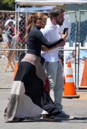 Jennifer Lopez - Shopping candids at the busy Melrose Trading Post in LA