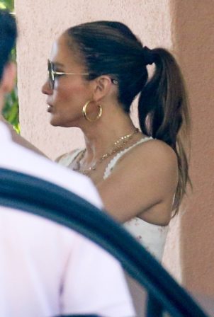 Jennifer Lopez - Spotted with manager Benny at Beverly Hills Hotel