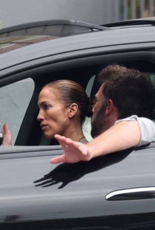Jennifer Lopez - With Ben Affleck are spotted while out in Los Angeles