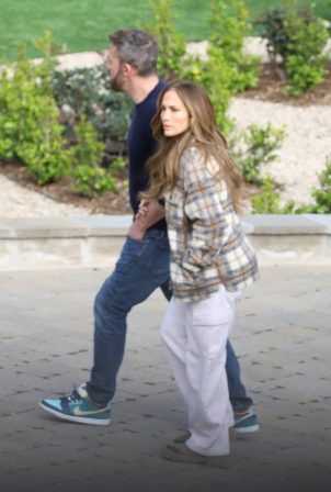 Jennifer Lopez - With husband Ben Affleck continue to look for their Home in Palisades