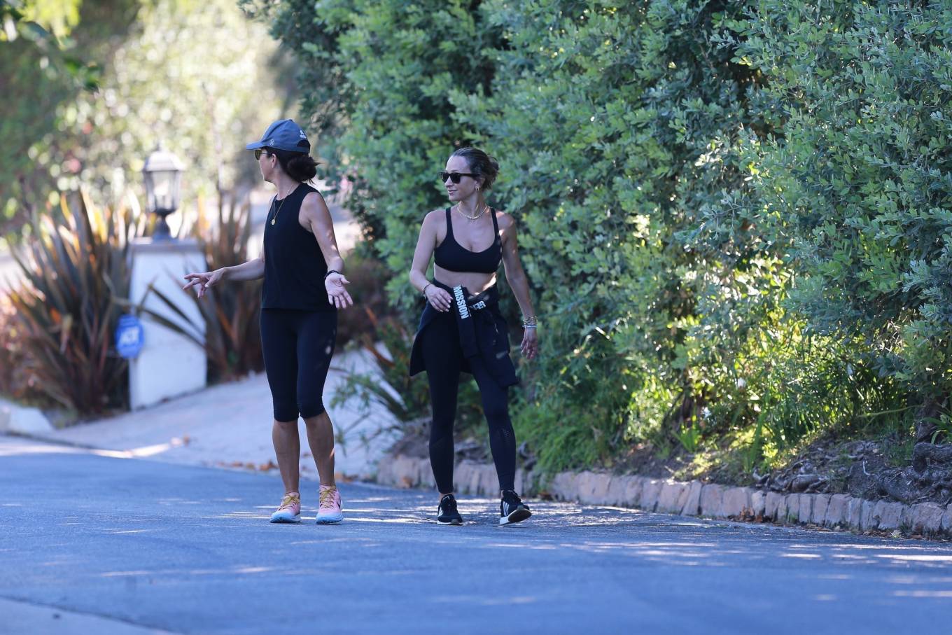 Jennifer Meyer – Out for a walk with a friend in Santa Monica