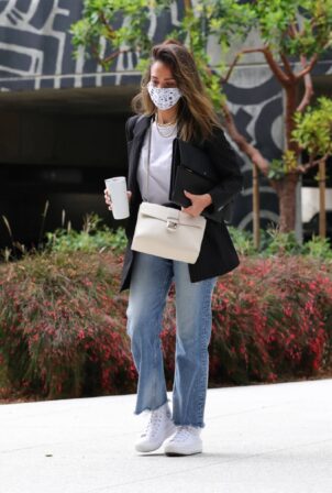 Jessica Alba - In denim arrives at her office in Los Angeles
