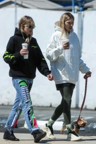 Jessica and Ashley Hart - Out for a walk in Los Angeles