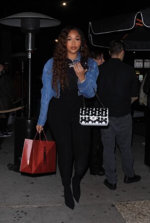 Jordyn Woods - With her mom Elizabeth Woods step out to dinner at Catch Steak