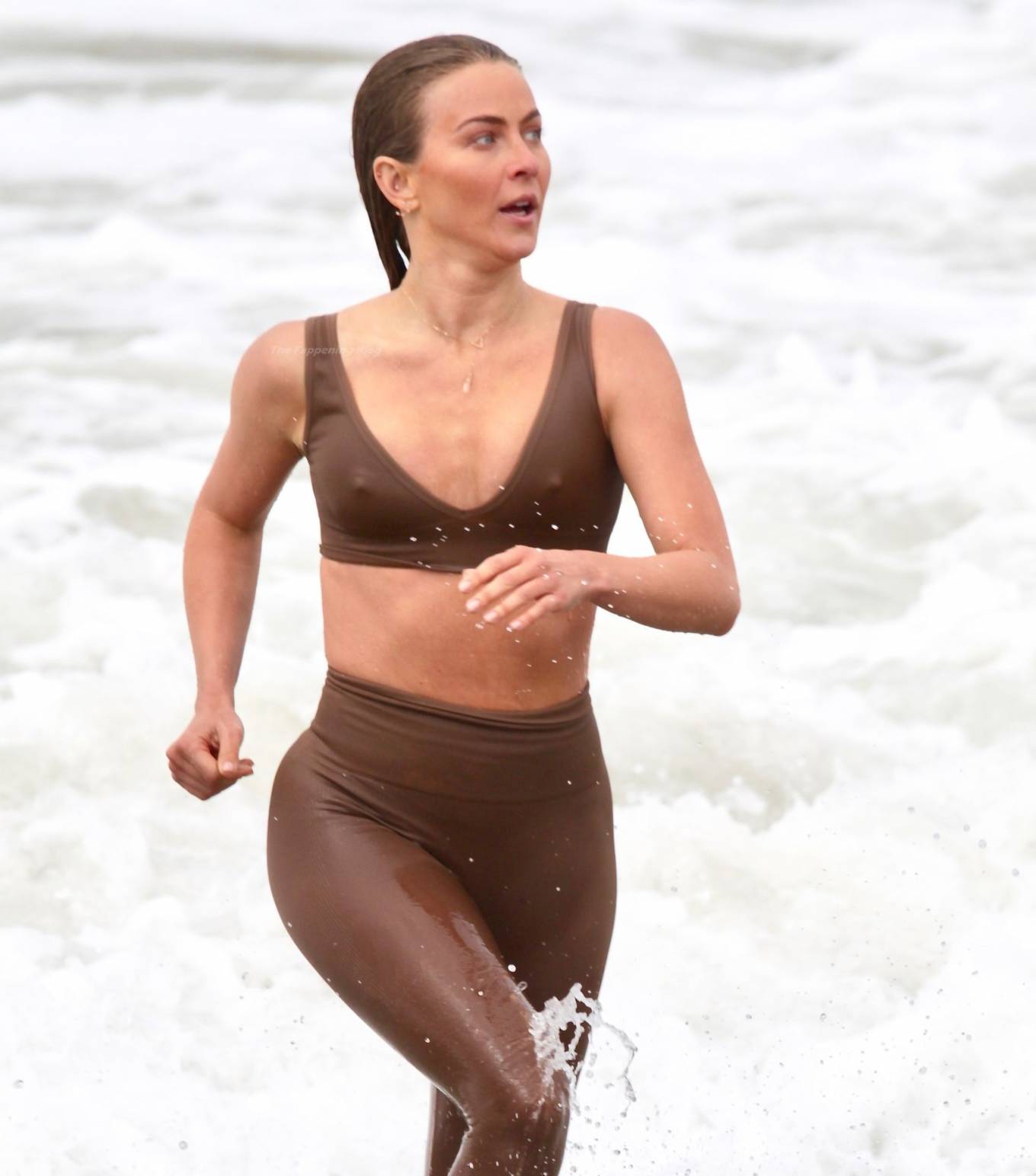 Julianne Hough Wet In Sports Bra And Leggings At Venice Beach 05 Gotceleb 