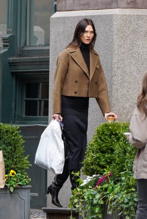 Karlie Kloss - On a coffee run with Joshua Kushner in New York City