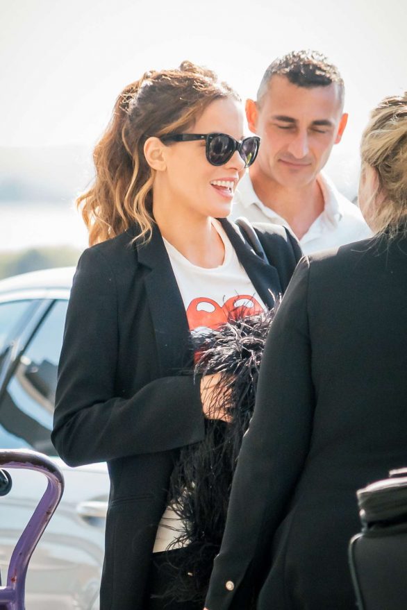 Kate Beckinsale - Arrives at Heathrow Airport in London