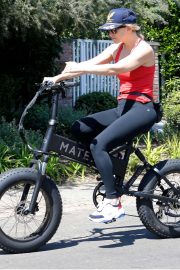 Kate Hudson and Goldie Hawn - Bike riding together in Pacific Palisades