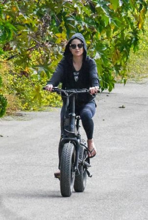 Kate Hudson - Bike riding in Malibu