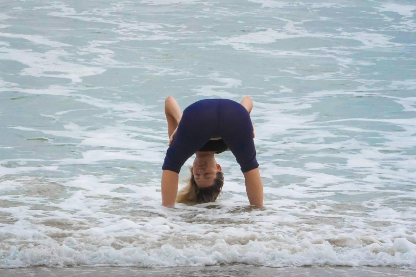 Kate Hudson in Leggings on the beach in Malibu