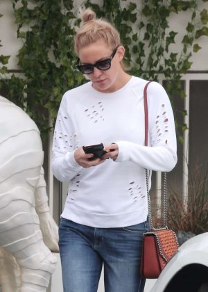 Kate Hudson - Leaving a medical spa in Brentwood