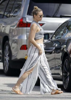Kate Hudson Out in Pacific Palisades