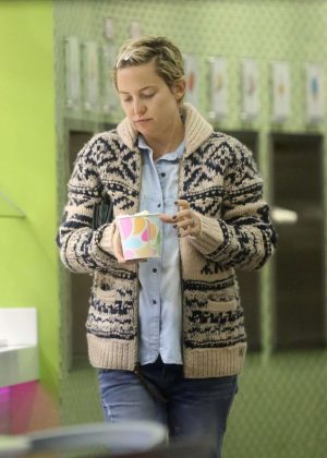 Kate Hudson picks up some frozen yogurt in LA