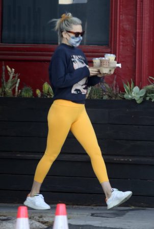 Kate Hudson - Seen wearing yellow leggings in Los Angeles