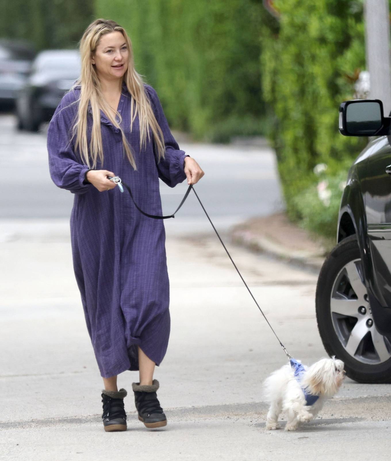 Kate Hudson 2023 : Kate Hudson – Seen with her dog in Los Angeles-06
