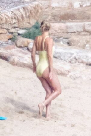 Kate Hudson -  vacationing in Greece