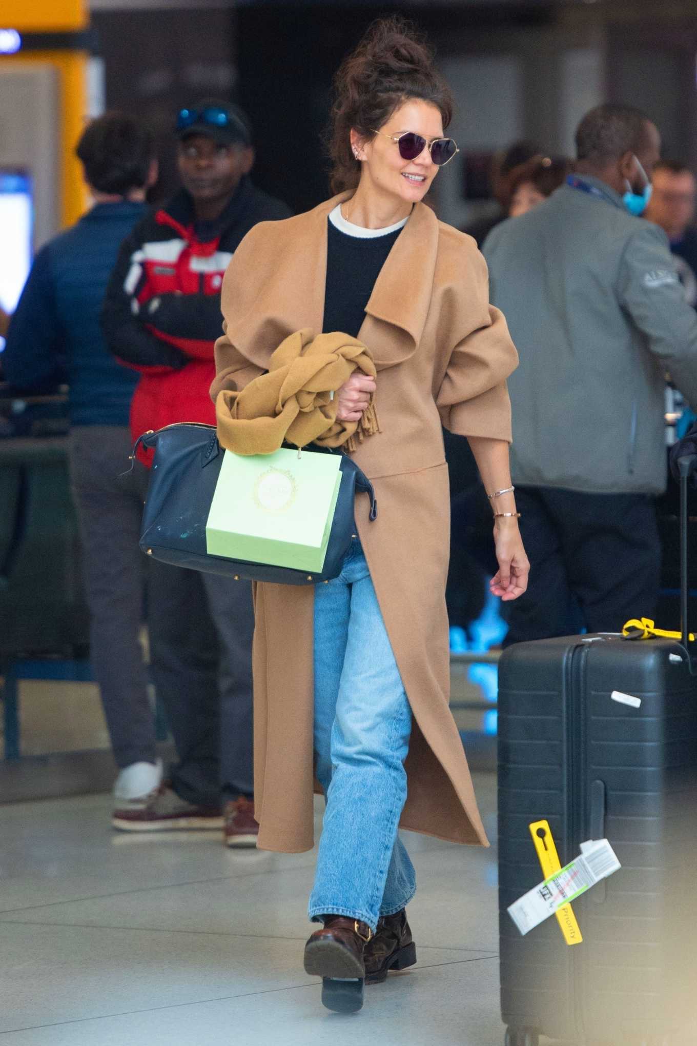 Katie Holmes - Arrival at JFK Airport in New York-04 | GotCeleb