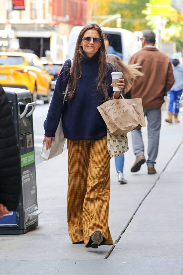 Katie Holmes - Grabbing coffee in New York