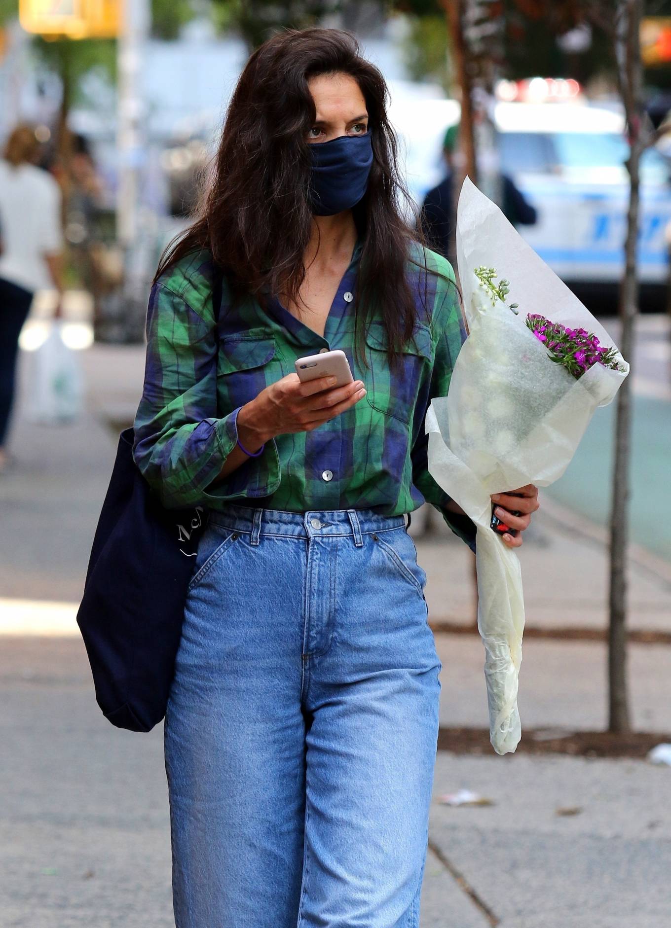 Katie Holmes – Looks casual while shops at a Downtown Manhattan supermarket