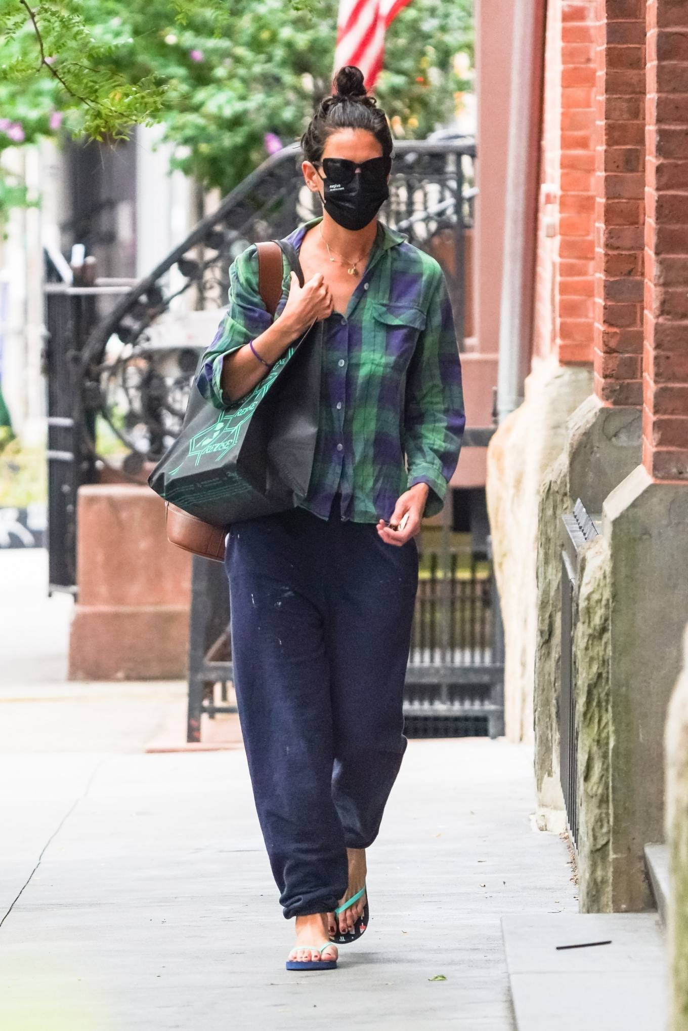 Katie Holmes – Shopping candids in New York | GotCeleb