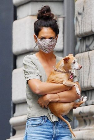 Katie Holmes - Wearing mask while arriving home in New York