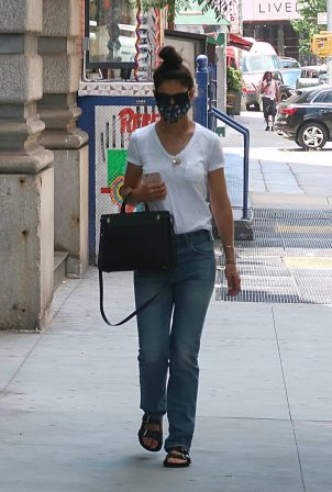 Katie Holmes - Wears a protective mask while running errands in New York