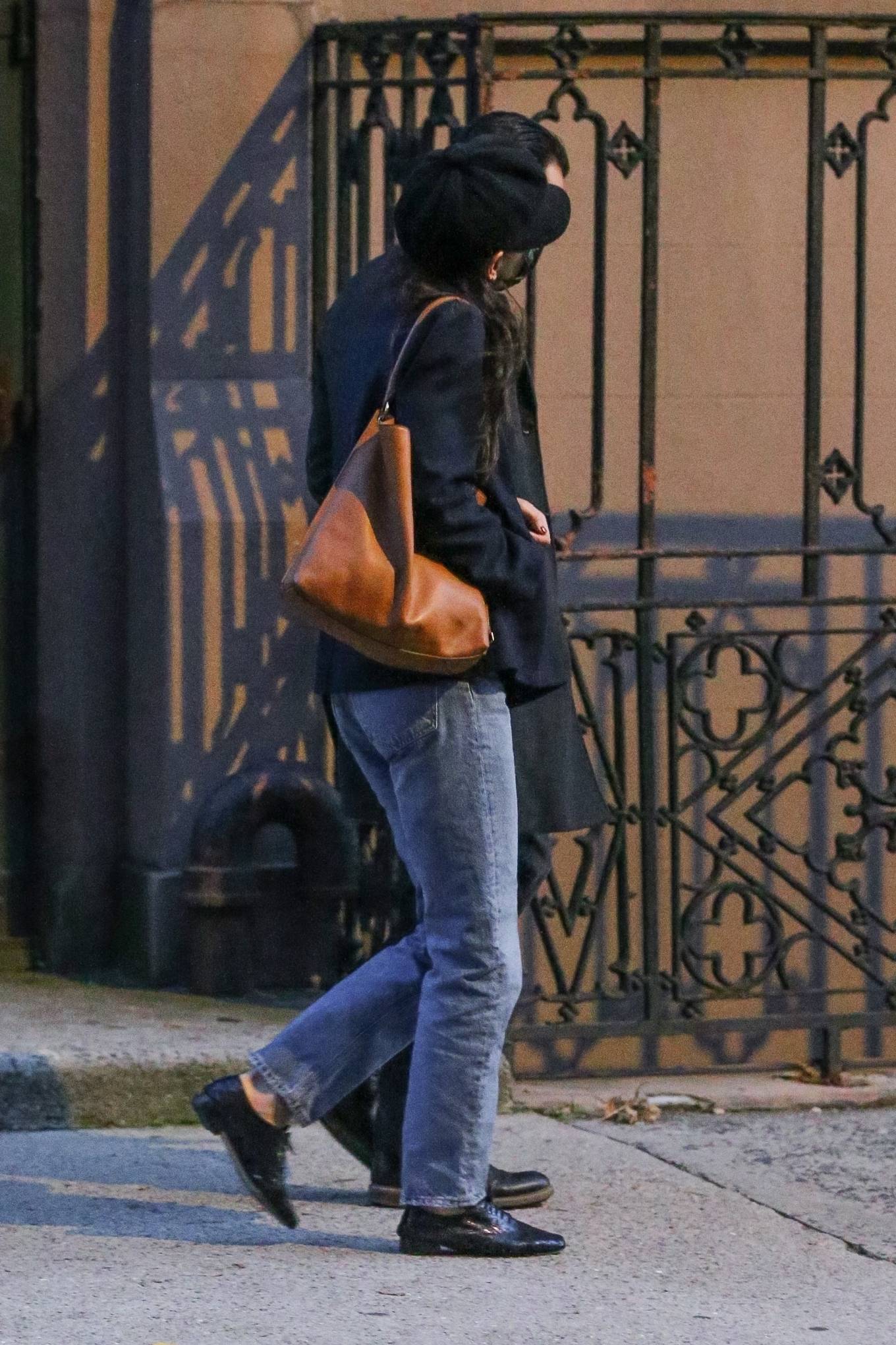 Katie Holmes – With Emilio Vitolo Jr stops to buy flowers